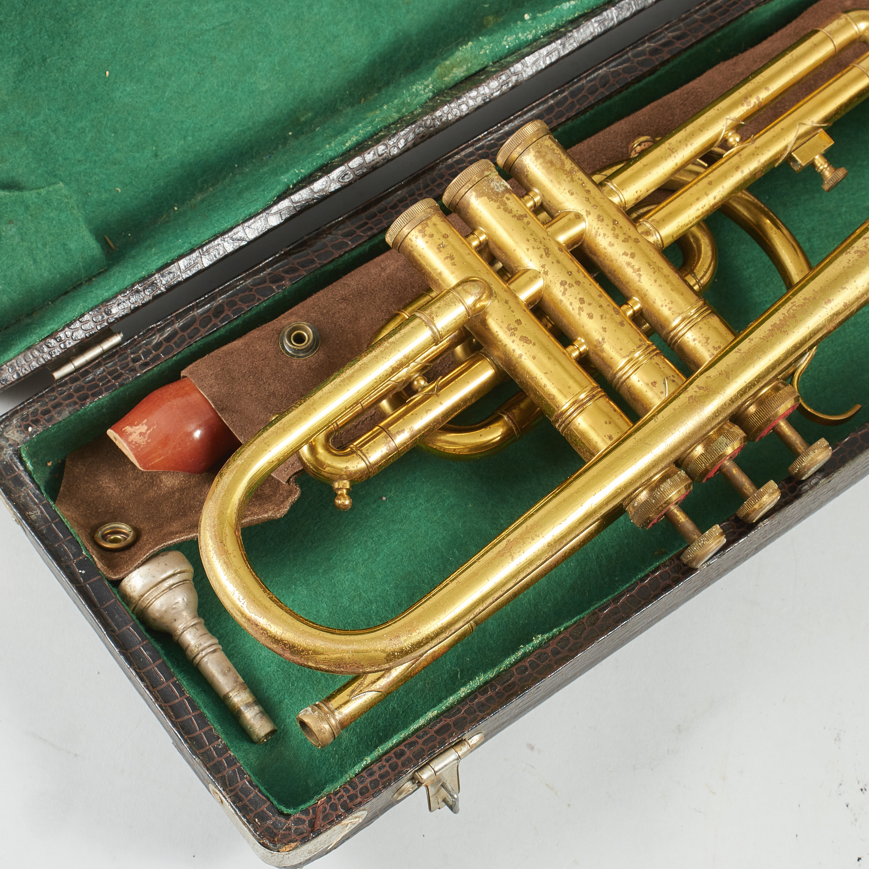 Trumpet, mässing, väska, väskans längd 40 cm + blockflöjt Trumpet, mässing, väska, väskans längd 40 cm + blockflöjt